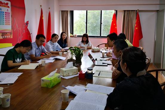 图片包含 餐桌, 人员, 室内, 就坐描述已自动生成